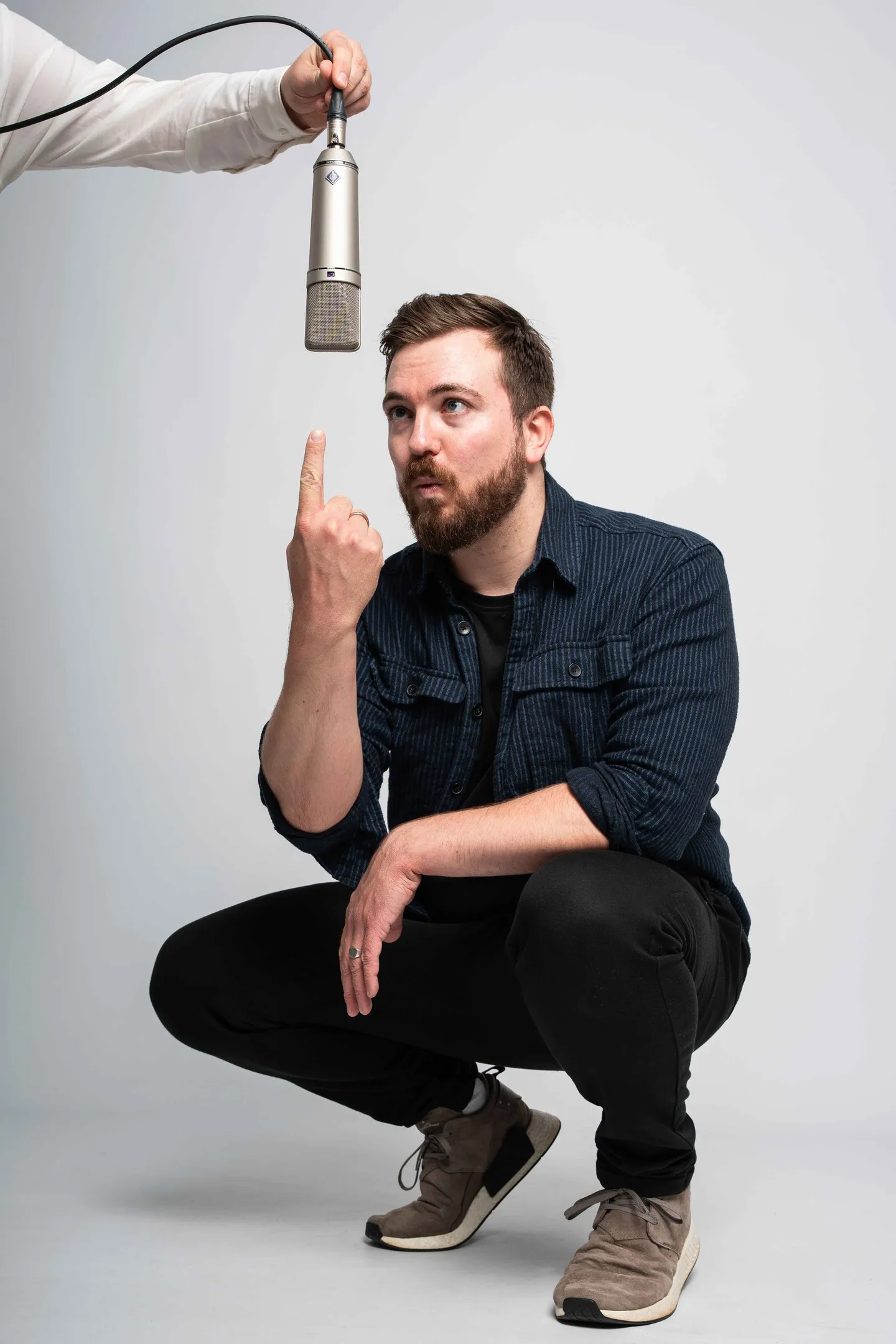 Christian Grollmann am Mikrofon im Studio