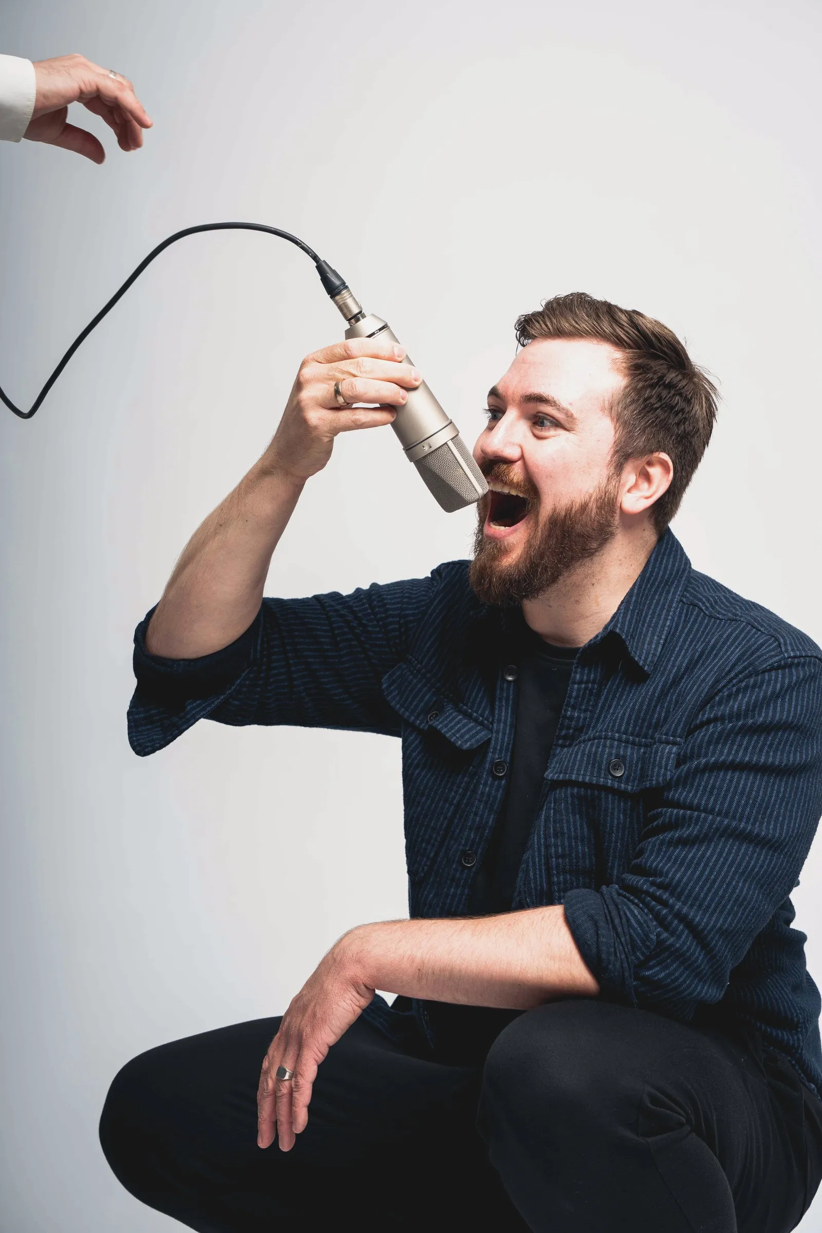 Christian Grollmann am Mikrofon im Studio