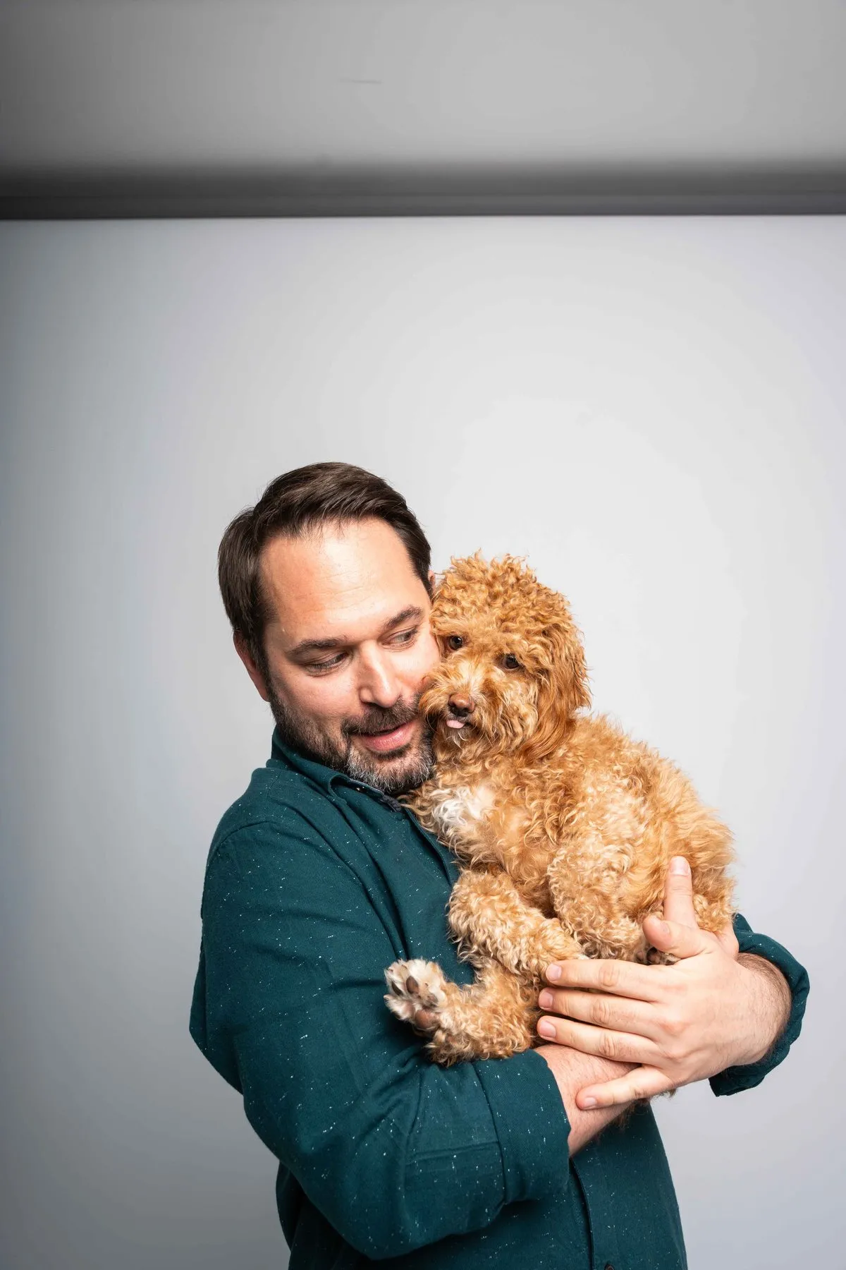 Martin Putz mit Hund im Studio, ein lockerer Moment aus unserem Team