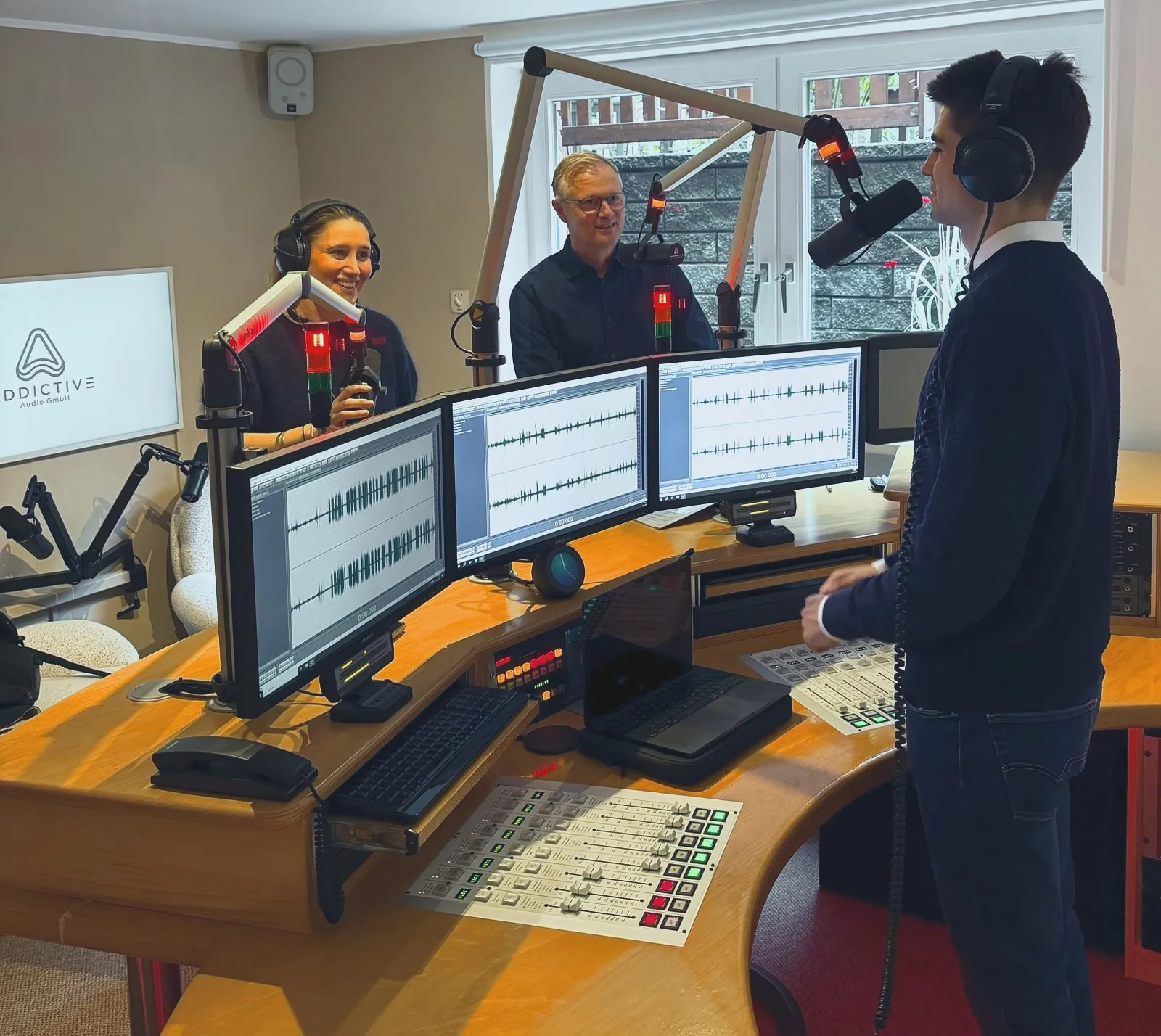 Drei Personen bei einer Podcast-Aufnahme in unserem Studio in Hamburg