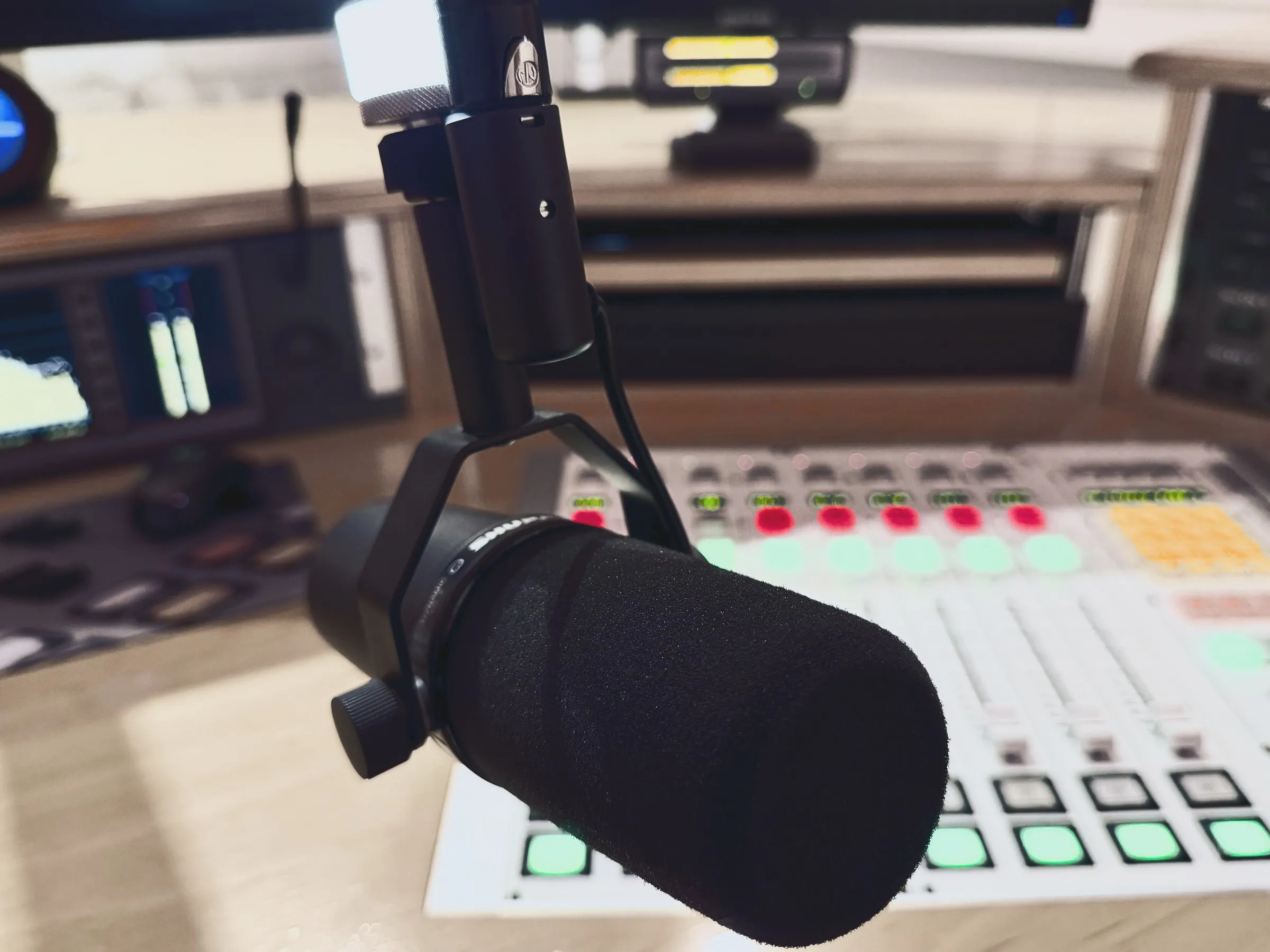 Mikrofon und Studiotechnik als Gegenstück zur KI-generierten Stimme