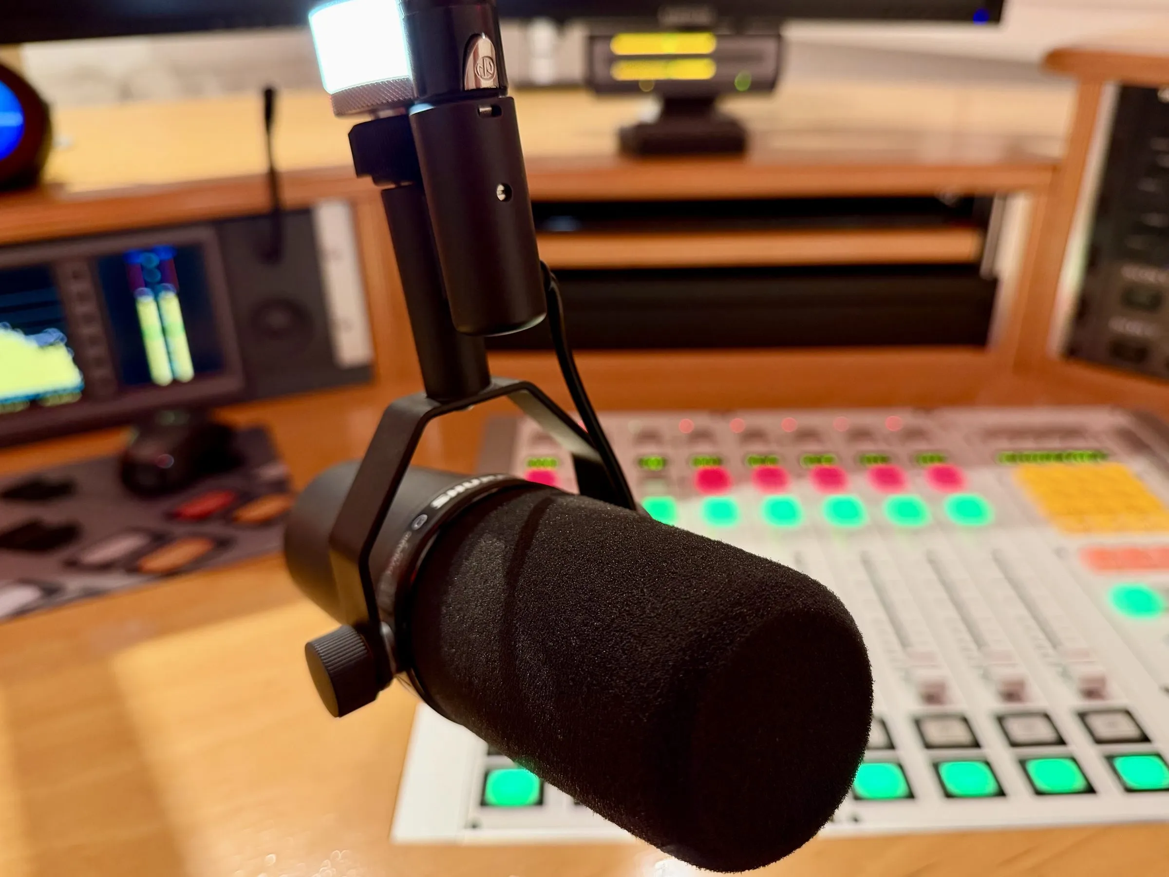 Sendermikrofon mit Pop-Schutz im Studio unserer Hamburger Podcastproduktion, Pad-Controller mit farbigen Tastern im Vordergrund
