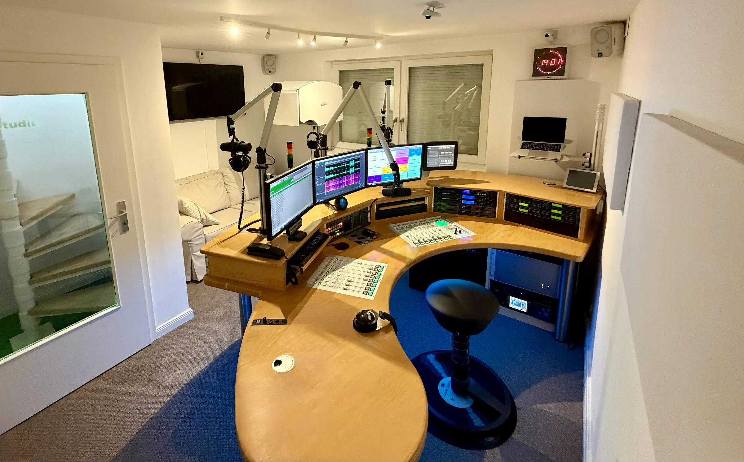 Blick ins Studio unserer Hamburger Podcastproduktion mit Mischpult, Mikrofonen und Tageslicht