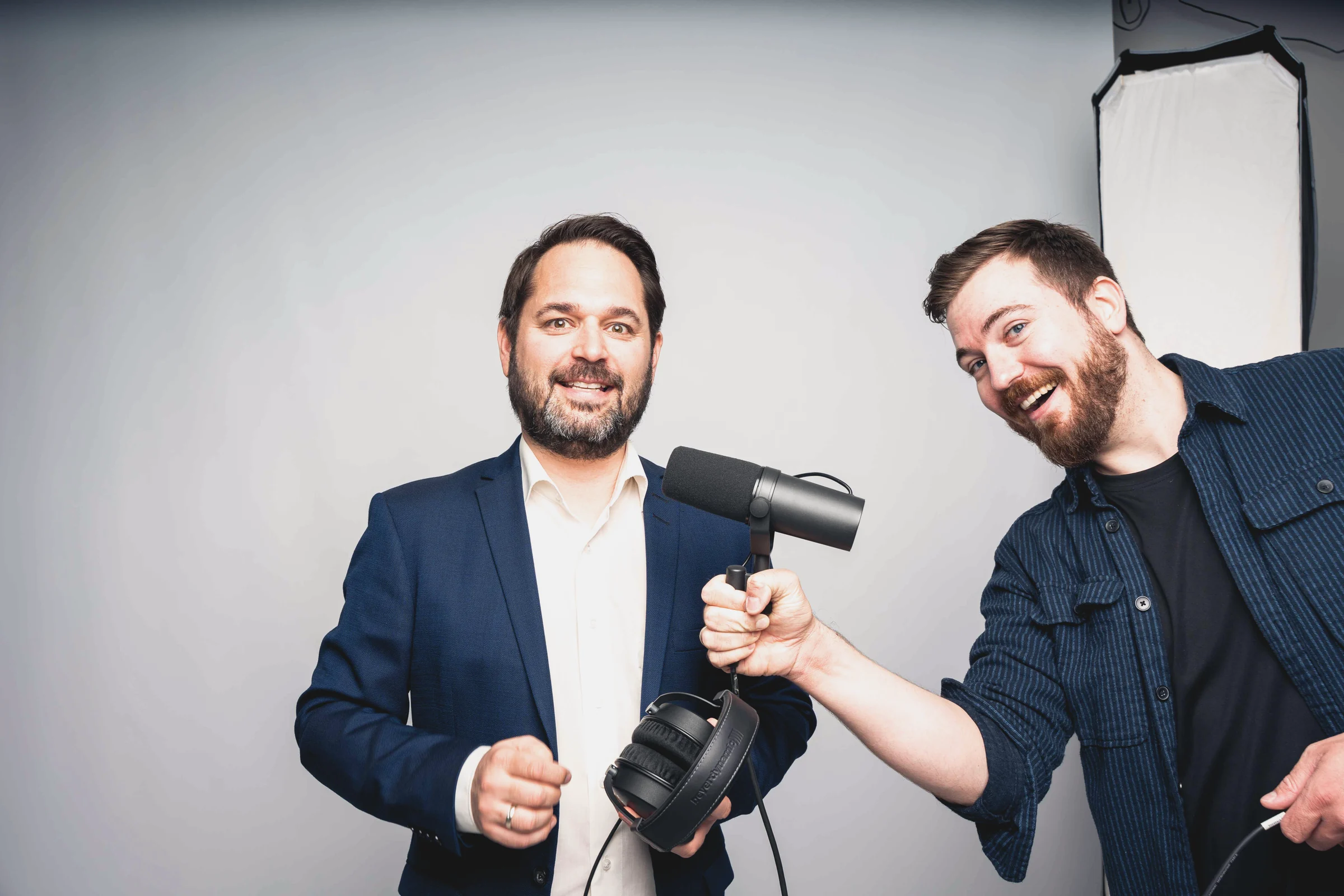 Unser Team mit Sprechermikrofon und Kopfhörern bei einer Podcast-Aufnahme