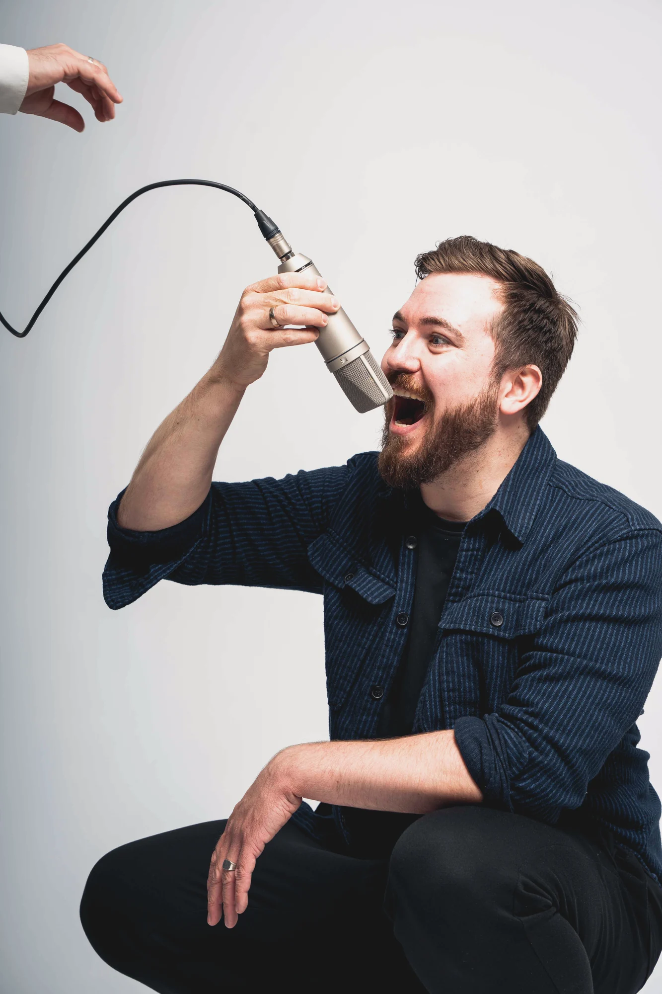 Aufnahme an einem Studiomikrofon bei einer Podcast Produktion
