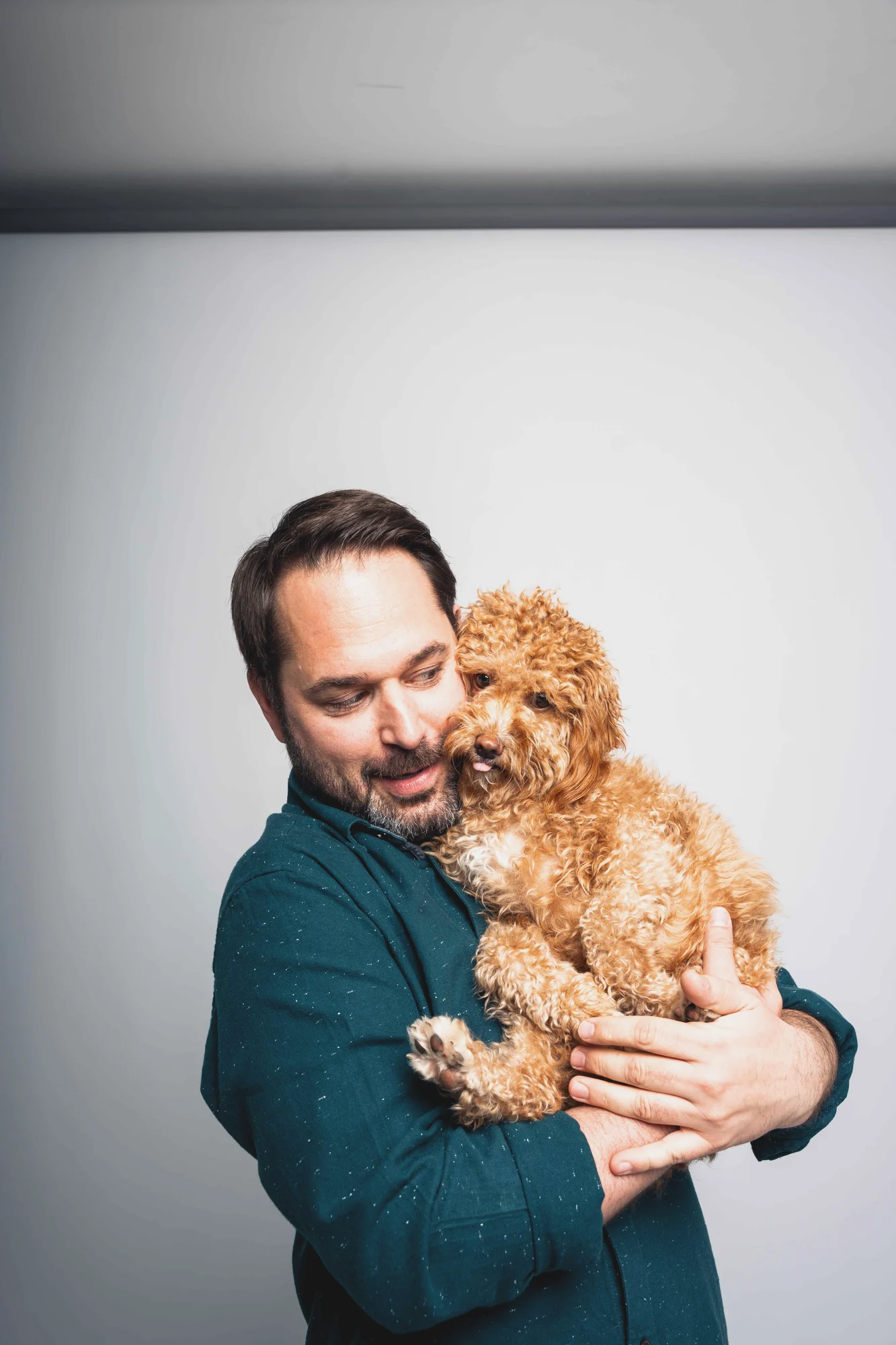 Lockerer Moment im Studio mit Hund