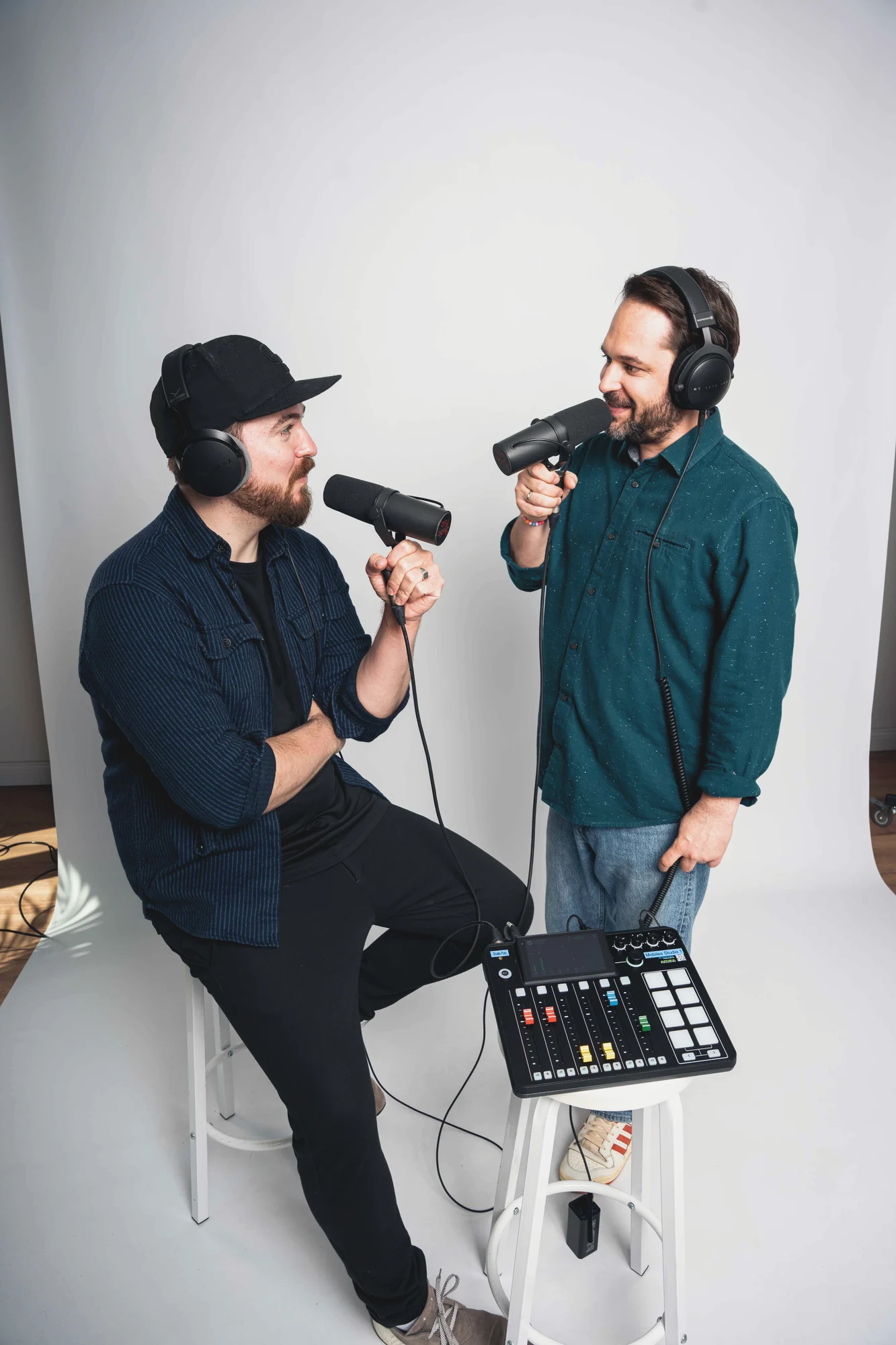 Podcast-Aufnahme mit zwei Mikrofonen und einem Podcast-Mischpult